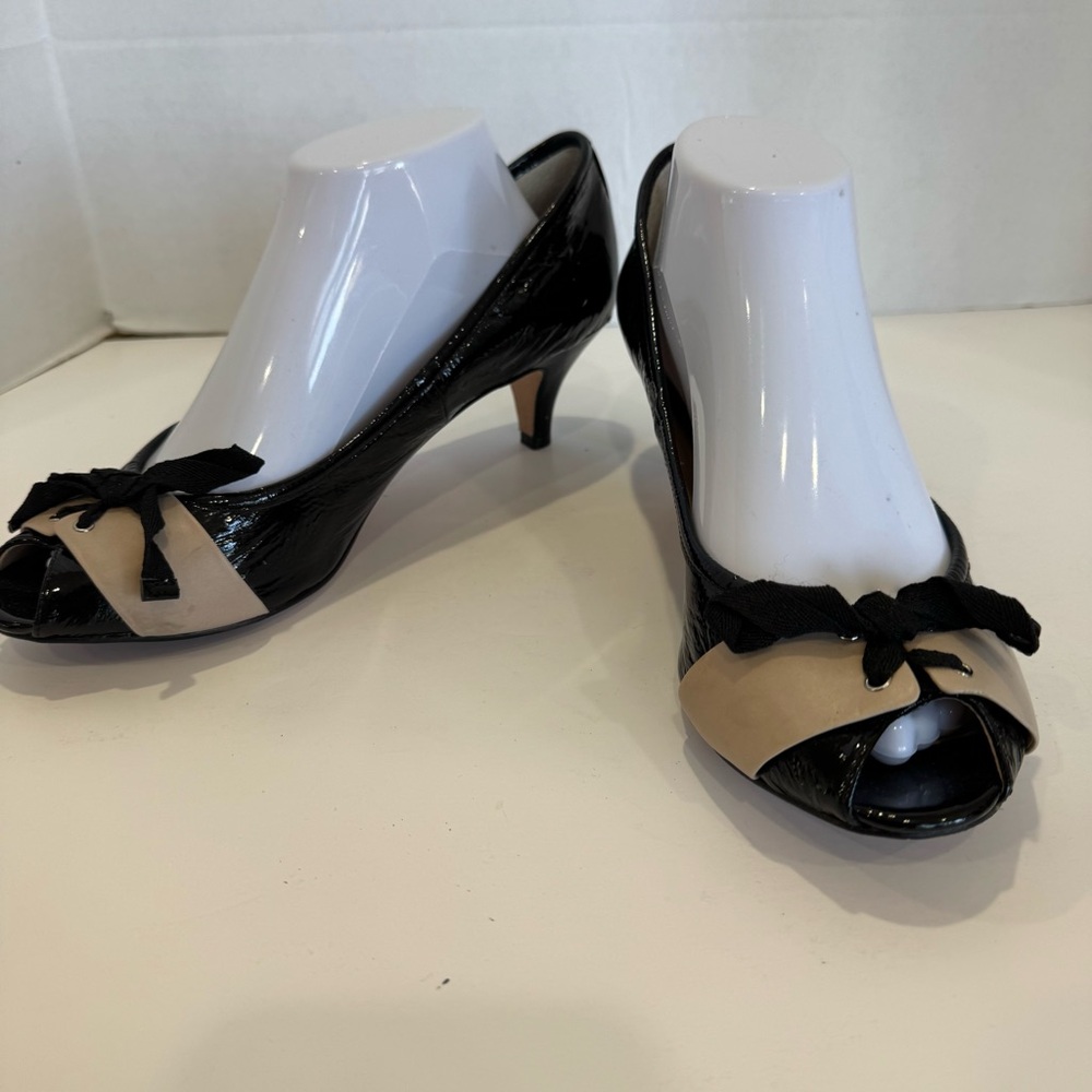 HALOGEN size 11 black patent and tan accent heel with thin bow tie accent